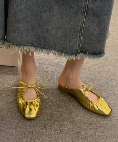 Gelbe, bequeme Pantoletten aus Kunstleder mit Faltenmuster