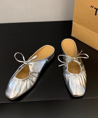 Gelbe, bequeme Pantoletten aus Kunstleder mit Faltenmuster