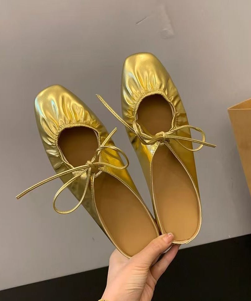 Gelbe, bequeme Pantoletten aus Kunstleder mit Faltenmuster