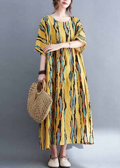 Gelbes Urlaubskleid mit extra großem Saum und halben Ärmeln