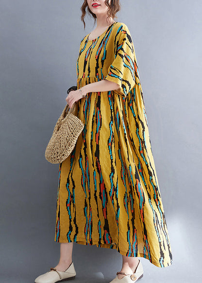 Gelbes Urlaubskleid mit extra großem Saum und halben Ärmeln