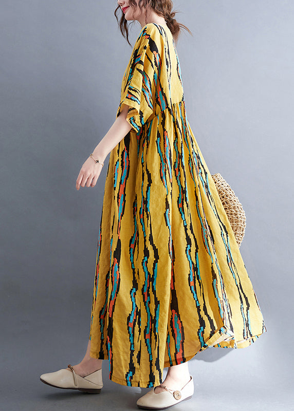 Gelbes Urlaubskleid mit extra großem Saum und halben Ärmeln