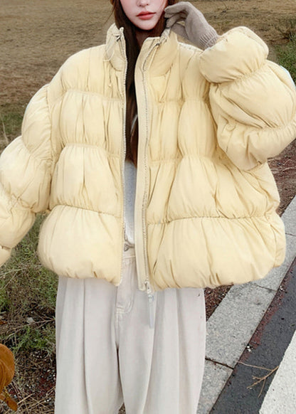 Gelbe, locker sitzende Daunenmäntel mit Reißverschluss und Kordelzug, knitterig