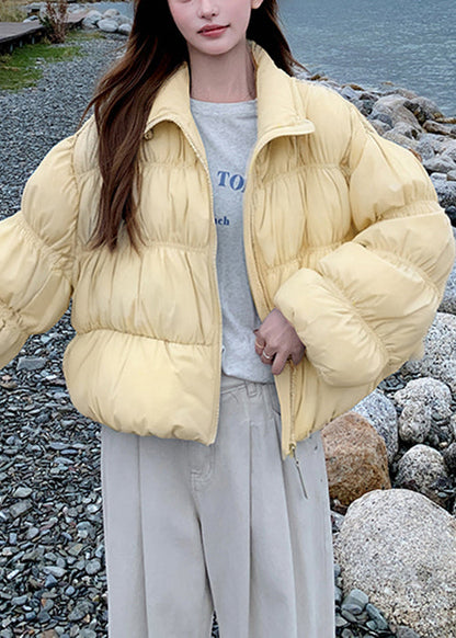 Gelbe, locker sitzende Daunenmäntel mit Reißverschluss und Kordelzug, knitterig