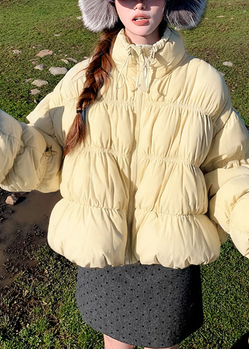 Gelbe, locker sitzende Daunenmäntel mit Reißverschluss und Kordelzug, knitterig