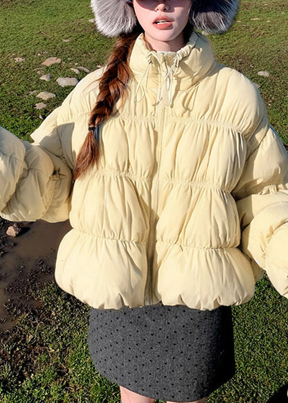 Gelbe, locker sitzende Daunenmäntel mit Reißverschluss und Kordelzug, knitterig