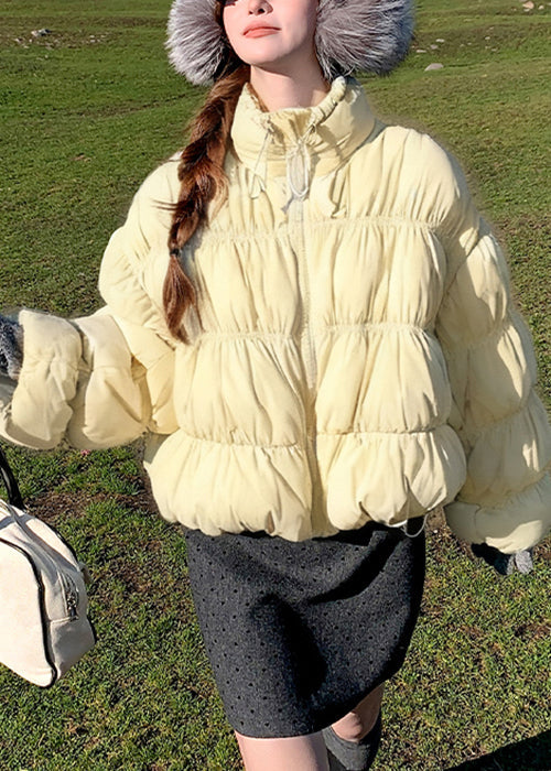 Gelbe, locker sitzende Daunenmäntel mit Reißverschluss und Kordelzug, knitterig