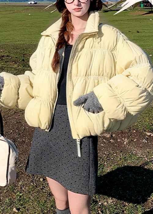 Gelbe, locker sitzende Daunenmäntel mit Reißverschluss und Kordelzug, knitterig