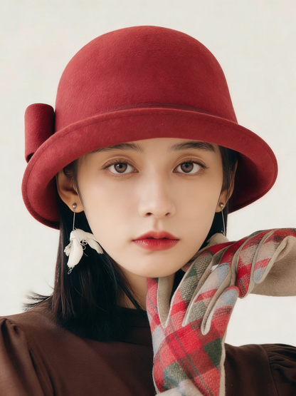 Elegante sombrero cloche de lana con lazo negro y rizo