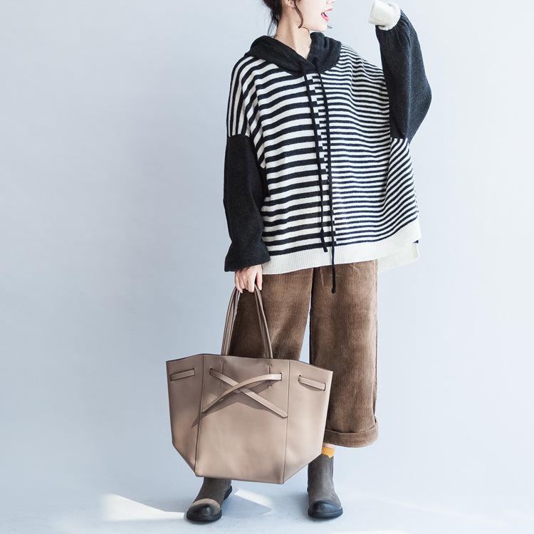 schwarzer dicker warmer gestreifter Patchwork-Wollstricktops grober Oversize-Kapuzenpullover