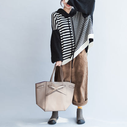 schwarzer dicker warmer gestreifter Patchwork-Wollstricktops grober Oversize-Kapuzenpullover