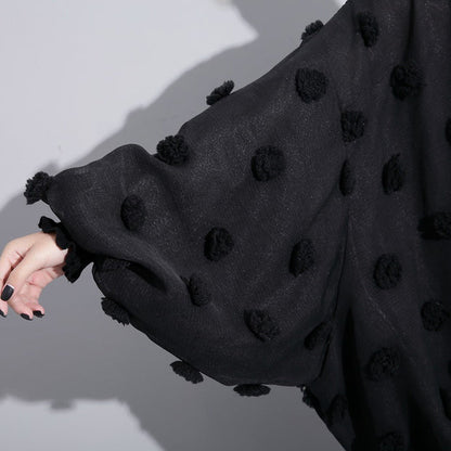 Boutique schwarze Bluse aus reiner Baumwolle in Übergröße, Reisekleidung, elegante Baumwollblusen mit Fuzzy-Ball-Dekor