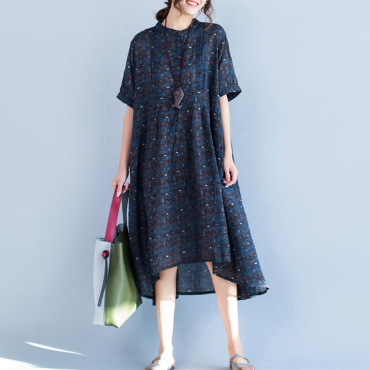 Boutique blau kariertes Kleid aus natürlichem Baumwollleinen in Übergröße. Stand-Up-Baggy-Kleider. Boutique-Kleider mit kurzen Ärmeln und asymmetrischem Design.
