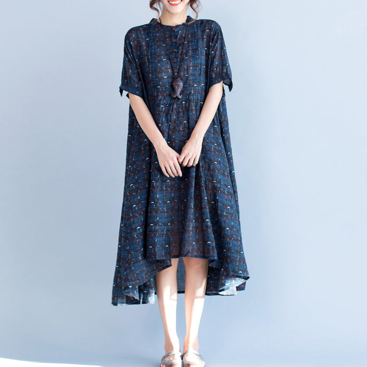 Boutique blau kariertes Kleid aus natürlichem Baumwollleinen in Übergröße. Stand-Up-Baggy-Kleider. Boutique-Kleider mit kurzen Ärmeln und asymmetrischem Design.