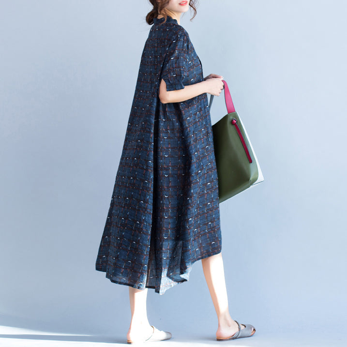 Boutique blau kariertes Kleid aus natürlichem Baumwollleinen in Übergröße. Stand-Up-Baggy-Kleider. Boutique-Kleider mit kurzen Ärmeln und asymmetrischem Design.