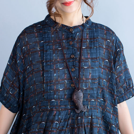 Boutique blau kariertes Kleid aus natürlichem Baumwollleinen in Übergröße. Stand-Up-Baggy-Kleider. Boutique-Kleider mit kurzen Ärmeln und asymmetrischem Design.