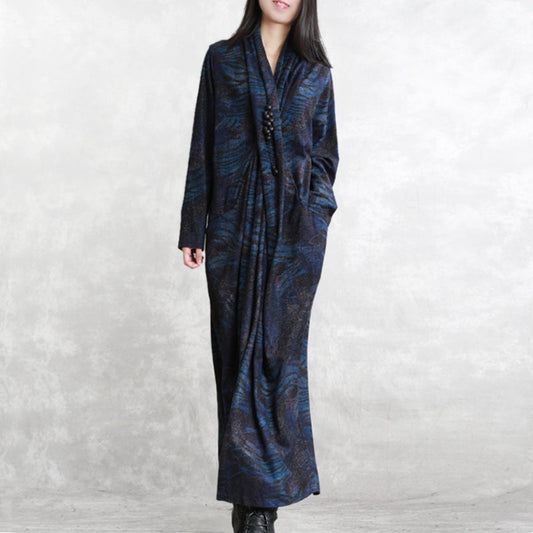 Boutique dunkelblaues Kleid aus Naturseide und Baumwollmischung mit Print. Locker sitzendes V-Ausschnitt-Kleid mit asymmetrischem Design. Boutique-Patchwork-Kaftans mit langen Ärmeln