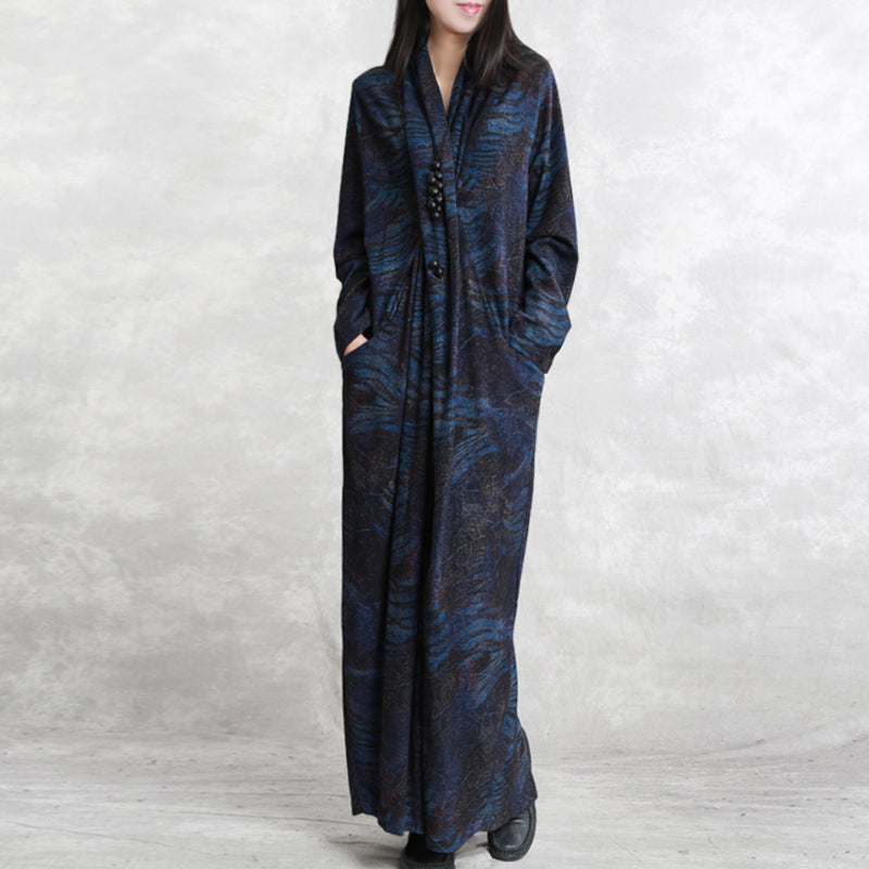 Boutique dunkelblaues Kleid aus Naturseide und Baumwollmischung mit Print. Locker sitzendes V-Ausschnitt-Kleid mit asymmetrischem Design. Boutique-Patchwork-Kaftans mit langen Ärmeln