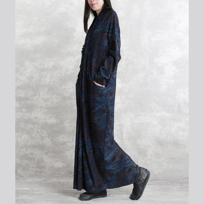 Boutique dunkelblaues Kleid aus Naturseide und Baumwollmischung mit Print. Locker sitzendes V-Ausschnitt-Kleid mit asymmetrischem Design. Boutique-Patchwork-Kaftans mit langen Ärmeln