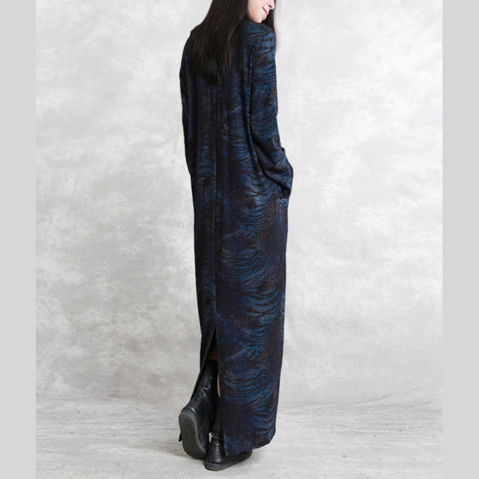 Boutique dunkelblaues Kleid aus Naturseide und Baumwollmischung mit Print. Locker sitzendes V-Ausschnitt-Kleid mit asymmetrischem Design. Boutique-Patchwork-Kaftans mit langen Ärmeln