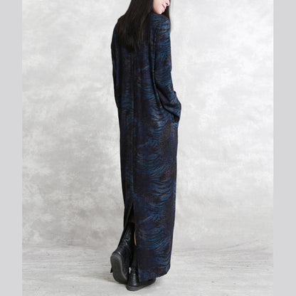 Boutique dunkelblaues Kleid aus Naturseide und Baumwollmischung mit Print. Locker sitzendes V-Ausschnitt-Kleid mit asymmetrischem Design. Boutique-Patchwork-Kaftans mit langen Ärmeln