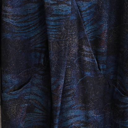 Boutique dunkelblaues Kleid aus Naturseide und Baumwollmischung mit Print. Locker sitzendes V-Ausschnitt-Kleid mit asymmetrischem Design. Boutique-Patchwork-Kaftans mit langen Ärmeln