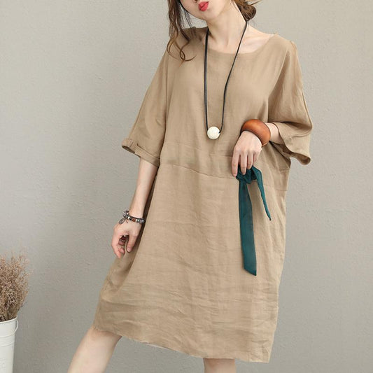 Boutique-Kleid aus reinem Leinen in Khaki. Locker sitzende Kleider aus Leinen. Elegantes Midikleid mit Kordelzug und Ärmeln in der Taille.