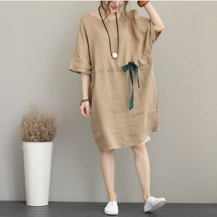 Boutique-Kleid aus reinem Leinen in Khaki. Locker sitzende Kleider aus Leinen. Elegantes Midikleid mit Kordelzug und Ärmeln in der Taille.