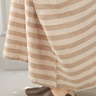 Boutique khaki gestreiftes Leinen-Maxikleid in Übergröße mit Rundhalsausschnitt und Fledermausärmeln