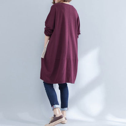 Burgunderfarbenes Freizeitkleid aus Baumwolle mit Taschenaufdruck und Rundhalsausschnitt in Übergröße