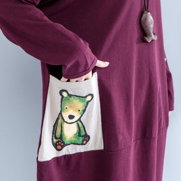 Burgunderfarbenes Freizeitkleid aus Baumwolle mit Taschenaufdruck und Rundhalsausschnitt in Übergröße