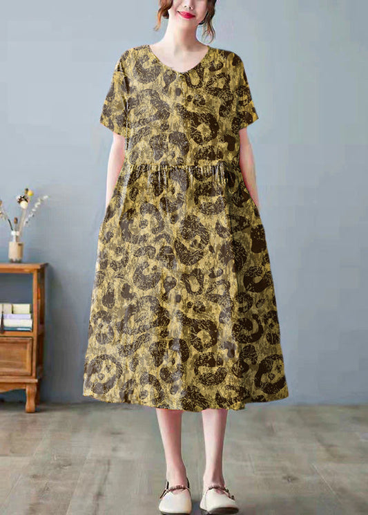 Schönes graues Kleid mit geometrischem Muster und Bambustaschen