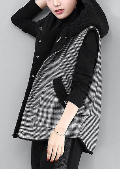 diy schwarze Winterweste aus kariertem Patchwork-Kunstpelz mit Kapuze