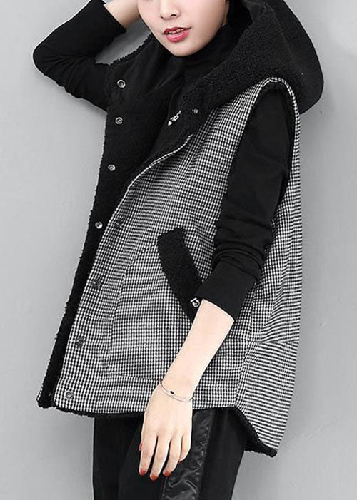 diy schwarze Winterweste aus kariertem Patchwork-Kunstpelz mit Kapuze