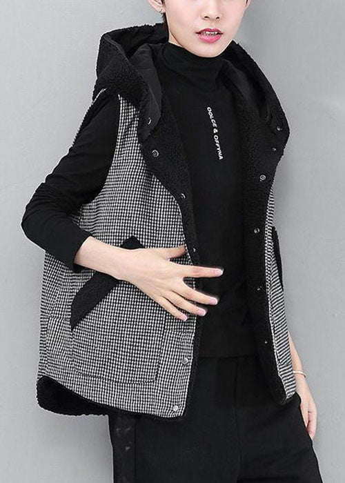 diy schwarze Winterweste aus kariertem Patchwork-Kunstpelz mit Kapuze