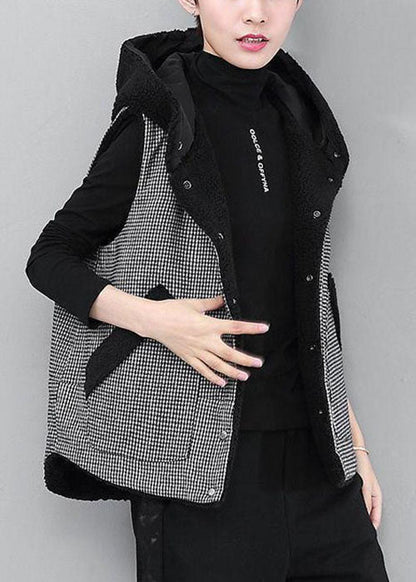 diy schwarze Winterweste aus kariertem Patchwork-Kunstpelz mit Kapuze