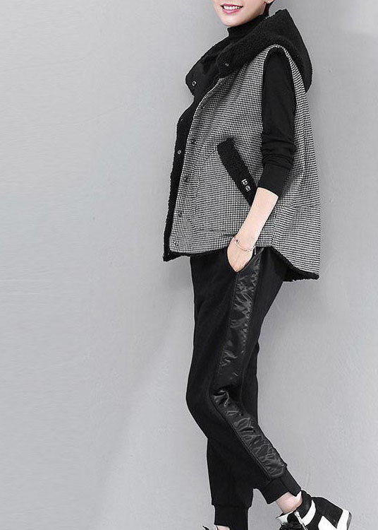 diy schwarze Winterweste aus kariertem Patchwork-Kunstpelz mit Kapuze
