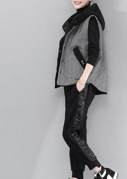 diy schwarze Winterweste aus kariertem Patchwork-Kunstpelz mit Kapuze
