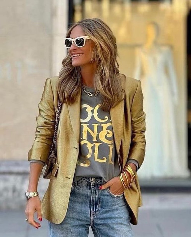 Single-breasted fashion blazer with a bright metallic sheen