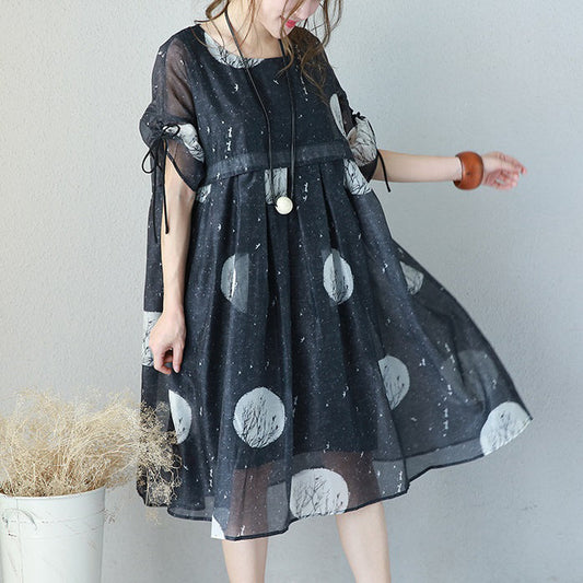 Modisches, schwarzes, langes Chiffonkleid mit Prints. Locker sitzendes Chiffonkleid mit hoher Taille und feinen Kaftanen mit Kordelzug an den Ärmeln.