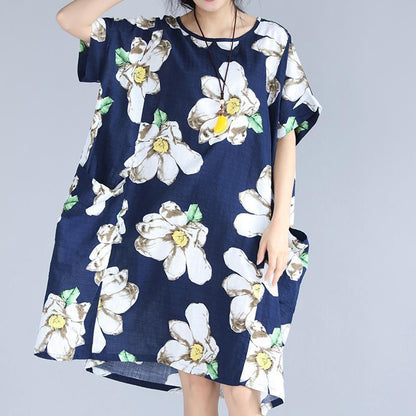 modisches blaues florales Naturleinenkleid trendiges Plus-Size-Reisekleid 2018 große Taschen Kurzarm-Leinenkleidungskleider