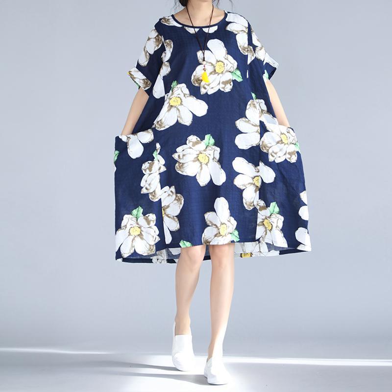 modisches blaues florales Naturleinenkleid trendiges Plus-Size-Reisekleid 2018 große Taschen Kurzarm-Leinenkleidungskleider