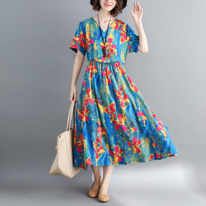 Modisches blaues langes Baumwoll-Leinen-Kleid mit übergroßem Druck. Cinched-Kleider. Feines Baumwoll-Leinen-Kleid mit Kordelzug und V-Ausschnitt