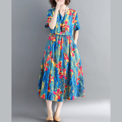 Modisches blaues langes Baumwoll-Leinen-Kleid mit übergroßem Druck. Cinched-Kleider. Feines Baumwoll-Leinen-Kleid mit Kordelzug und V-Ausschnitt