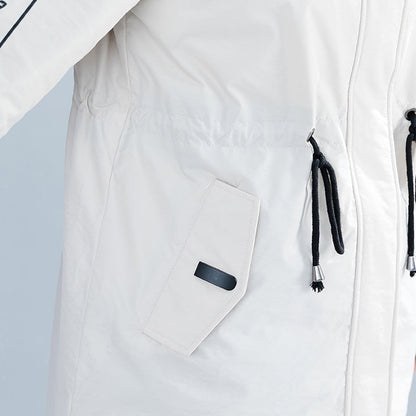 Modischer weißer Parka Locker sitzender Kapuzenpelzkragen Steppmantel mit Buchstaben Lässiger Baumwollmantel mit Bindegürtel