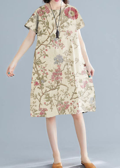 Edles weißes bedrucktes Leinenkleid mit Rundhalsausschnitt und kurzen Ärmeln