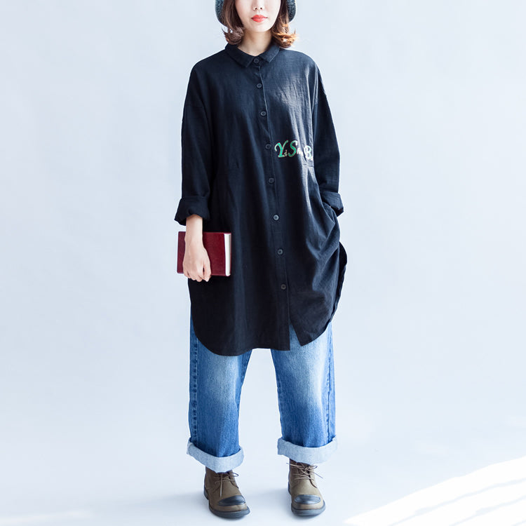 Schwarze Baumwolloberteile mit Alphabet-Stickerei vorne, lange Ärmel, mittellange Hemden in Übergröße