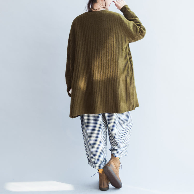 grüne lässige gestreifte Strickbluse in Übergröße, langärmelige Pullover und Strickjacken, warmer Herbst 2024