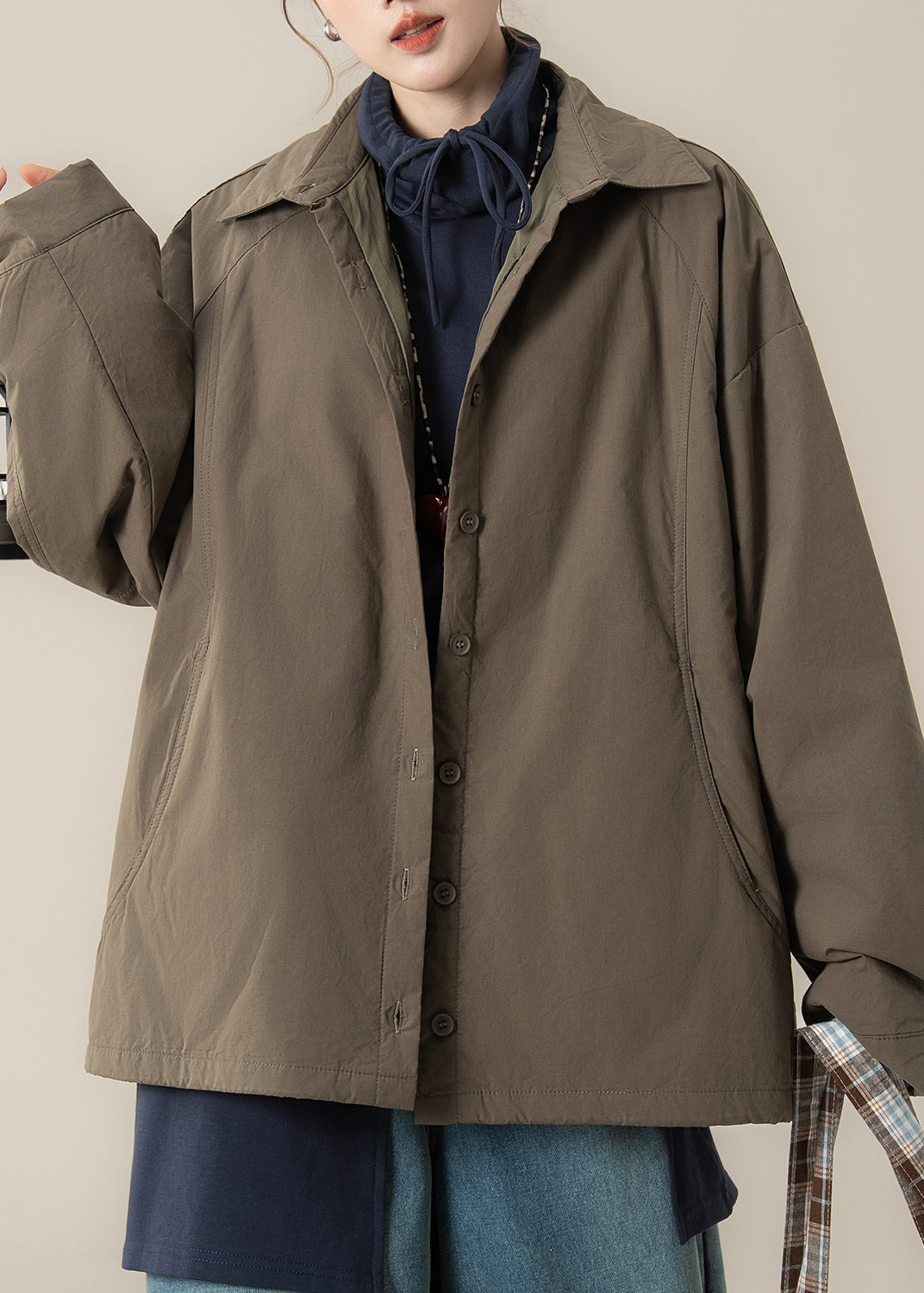 Khakibraune, geknöpfte, baumwollgefüllte Mäntel mit Kordelzug und Peter-Pan-Kragen