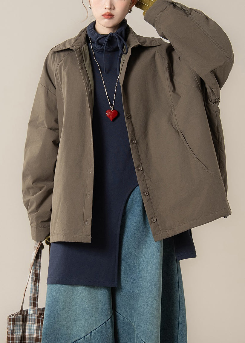 Khakibraune, geknöpfte, baumwollgefüllte Mäntel mit Kordelzug und Peter-Pan-Kragen